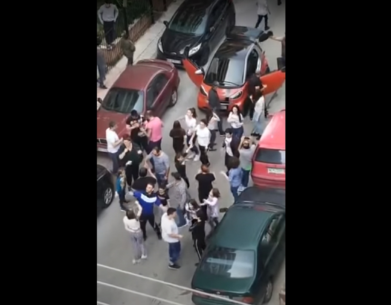 Κορδελιό πάρτι στην καραντίνα: Γειτονιά έστησε ποντιακό γλέντι