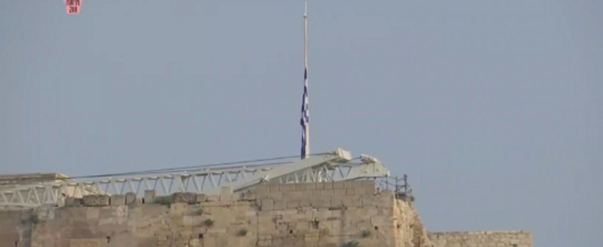 Μανώλης Γλέζος πέθανε: Μεσίστια η ελληνική σημαία στην Ακρόπολη