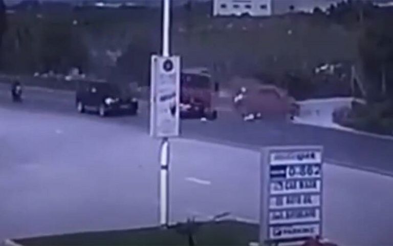 Τροχαίο Κρήτη: Σοκαριστική σύγκρουση πυροσβεστικού οχήματος με Ι.Χ [vid]