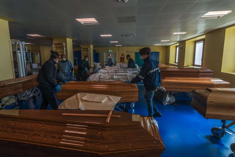 Ιταλία Μπέργκαμο κορωνοϊός: Άδειασε από τα φέρετρα των θυμάτων ο ναός του κοιμητηρίου