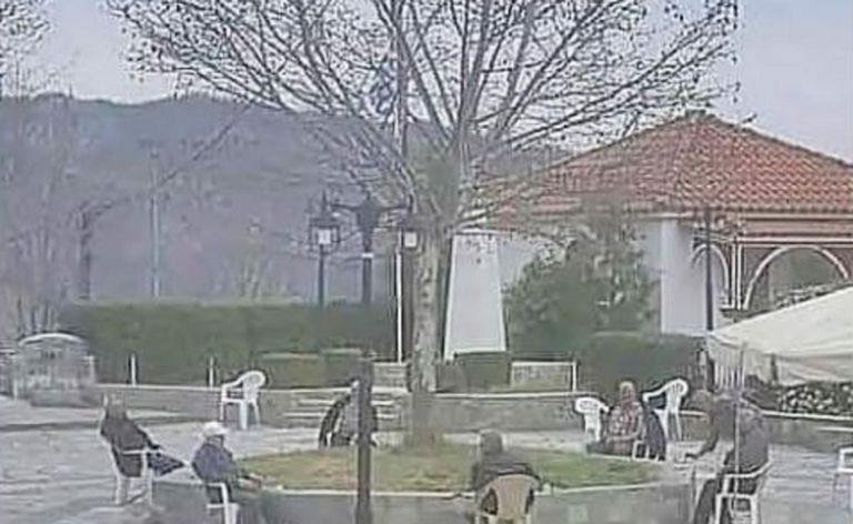 Αυτή είναι η φωτογραφία παππούδων από την Καλαμπάκα υπό τον φόβο κορωνοϊού που έγινε viral