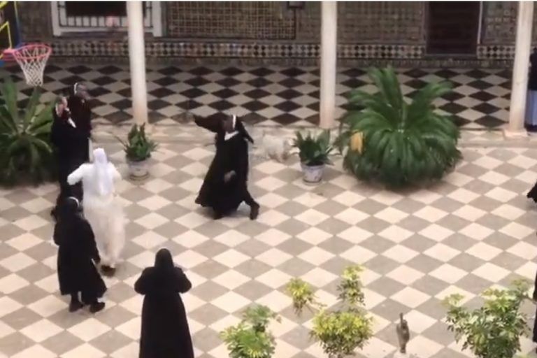 Καλόγριες μπάσκετ: Χαλαρώνουν ρίχνοντας σουτάκια στο μοναστήρι [vid]