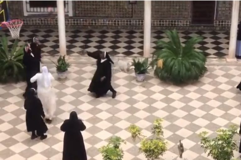 Καλόγριες μπάσκετ: Χαλαρώνουν ρίχνοντας σουτάκια στο μοναστήρι [vid]