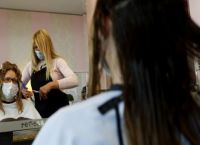 Άρση μέτρων: Οδηγίες προστασίας σε νοσοκομεία, κομμωτήρια, κέντρα αισθητικής, μικρά καταστήματα