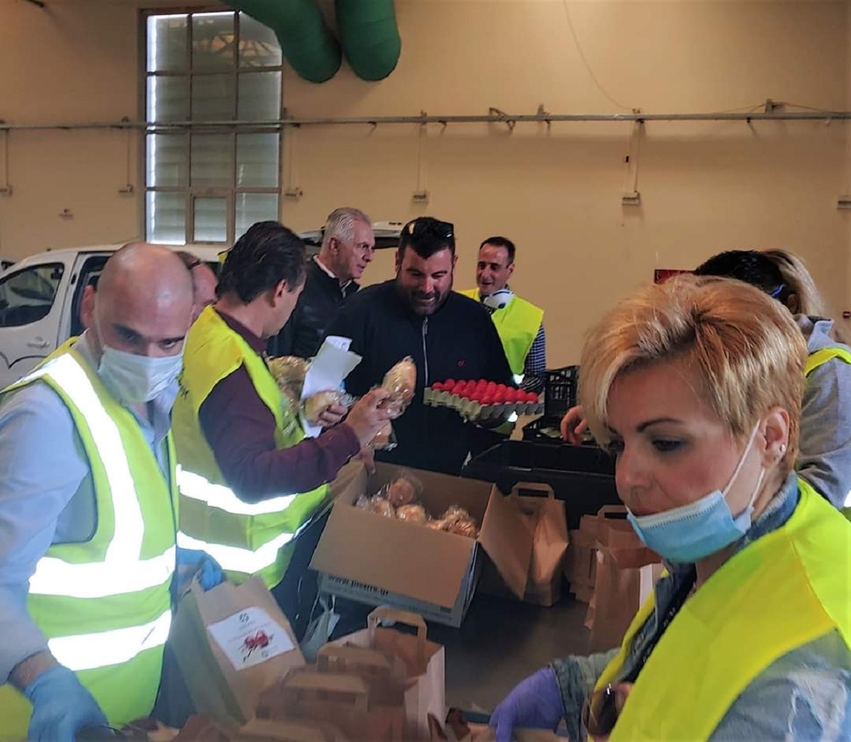 Γνωστός τραγουδιστής στα συσσίτια του Δήμου Περιστερίου