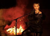 Miley Cyrus: Τραγουδάει “Wish You Were Here” από το σπίτι της