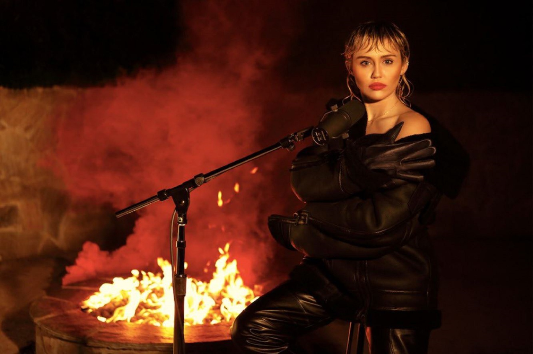 Miley Cyrus: Τραγουδάει “Wish You Were Here” από το σπίτι της