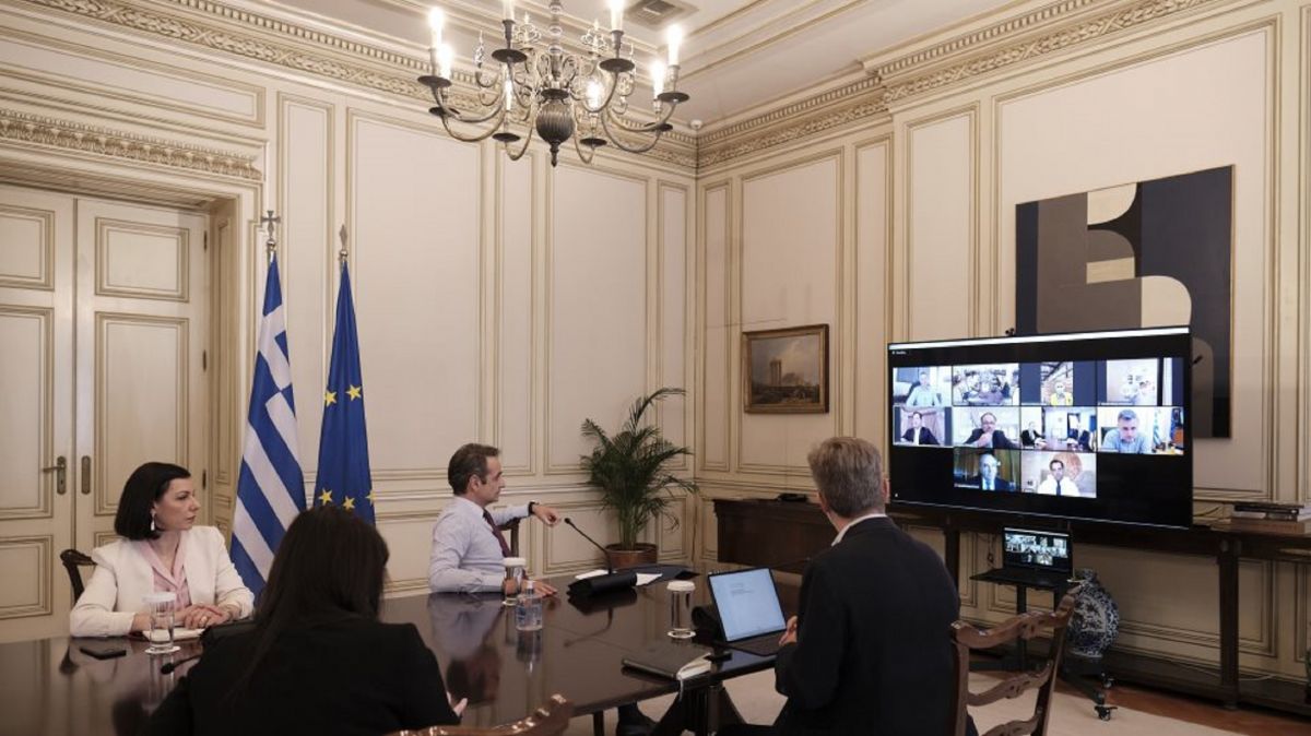 Κυριάκος Μητσοτάκης τηλεδιάσκεψη κορωνοϊός: Επικοινωνία με δύο ελληνικές εταιρείες που φτιάχνουν μάσκες
