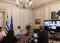 Κυριάκος Μητσοτάκης τηλεδιάσκεψη κορωνοϊός: Επικοινωνία με δύο ελληνικές εταιρείες που φτιάχνουν μάσκες