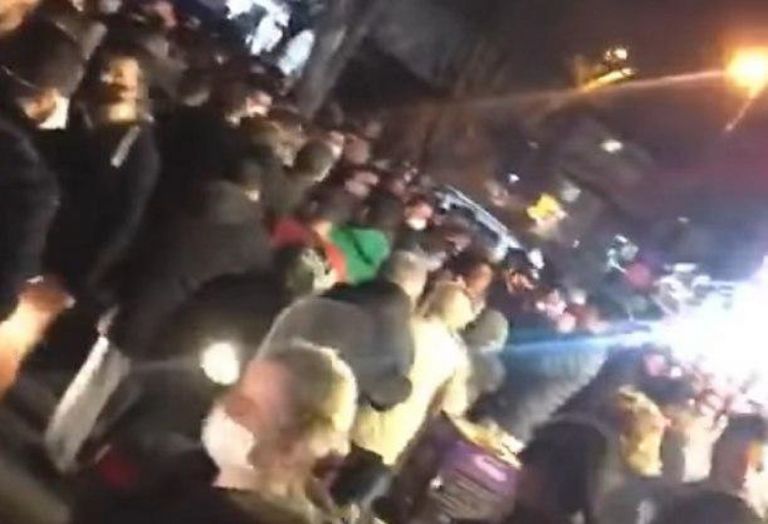 Κορονοϊός Τουρκία: Χάος και πανικός στους δρόμους για να προλάβουν να ψωνίσουν πριν το lockdown [vid]