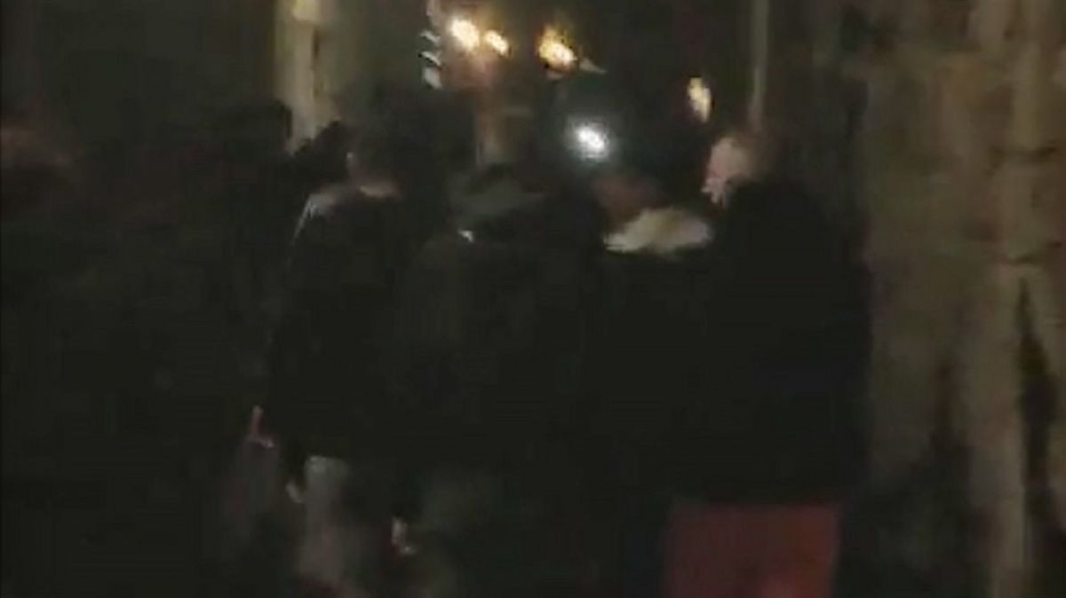 Περιφορά επιταφίου Ρόδος: Πλήθος ανθρώπων στην περιφορά του Επιταφίου στη Ρόδο [vid]