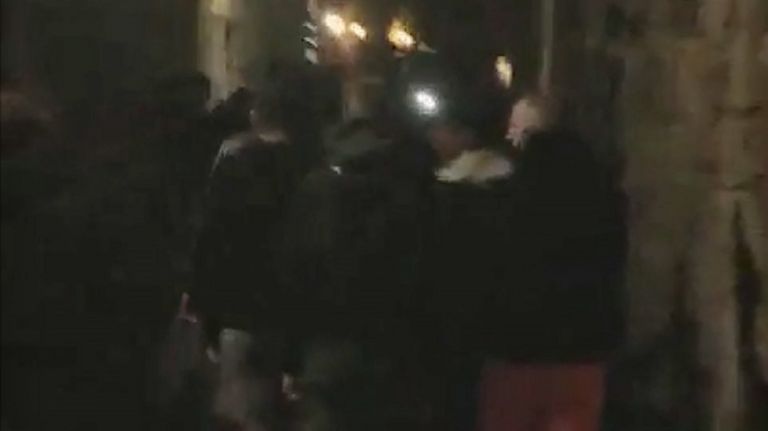 Περιφορά επιταφίου Ρόδος: Πλήθος ανθρώπων στην περιφορά του Επιταφίου στη Ρόδο [vid]