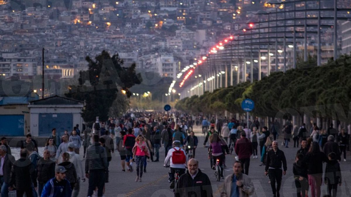 Νέα Παραλία Θεσσαλονίκης: Άνοιξε και… “βούλιαξε” από κόσμο