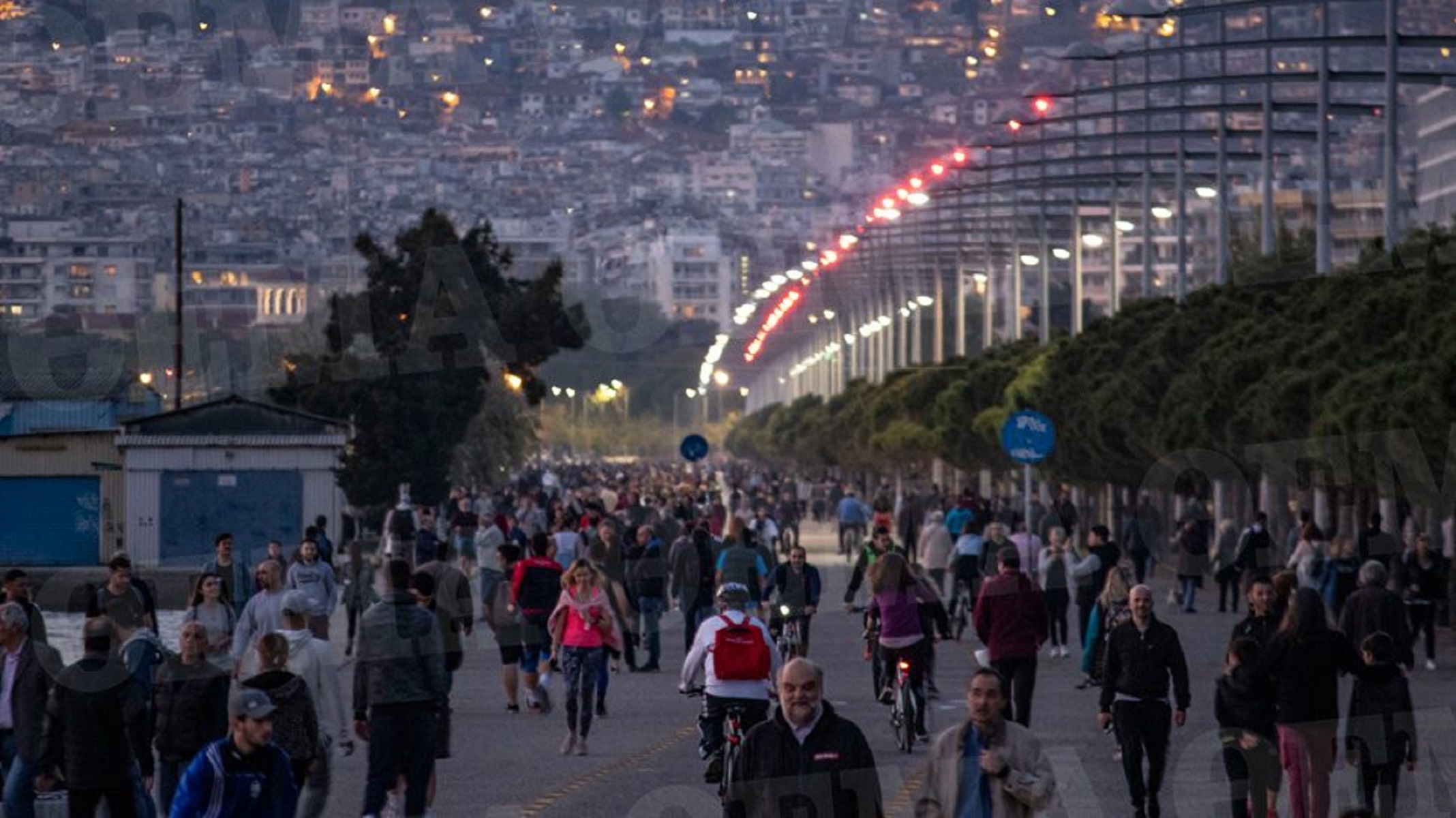 Νέα Παραλία Θεσσαλονίκης: Άνοιξε και… “βούλιαξε” από κόσμο