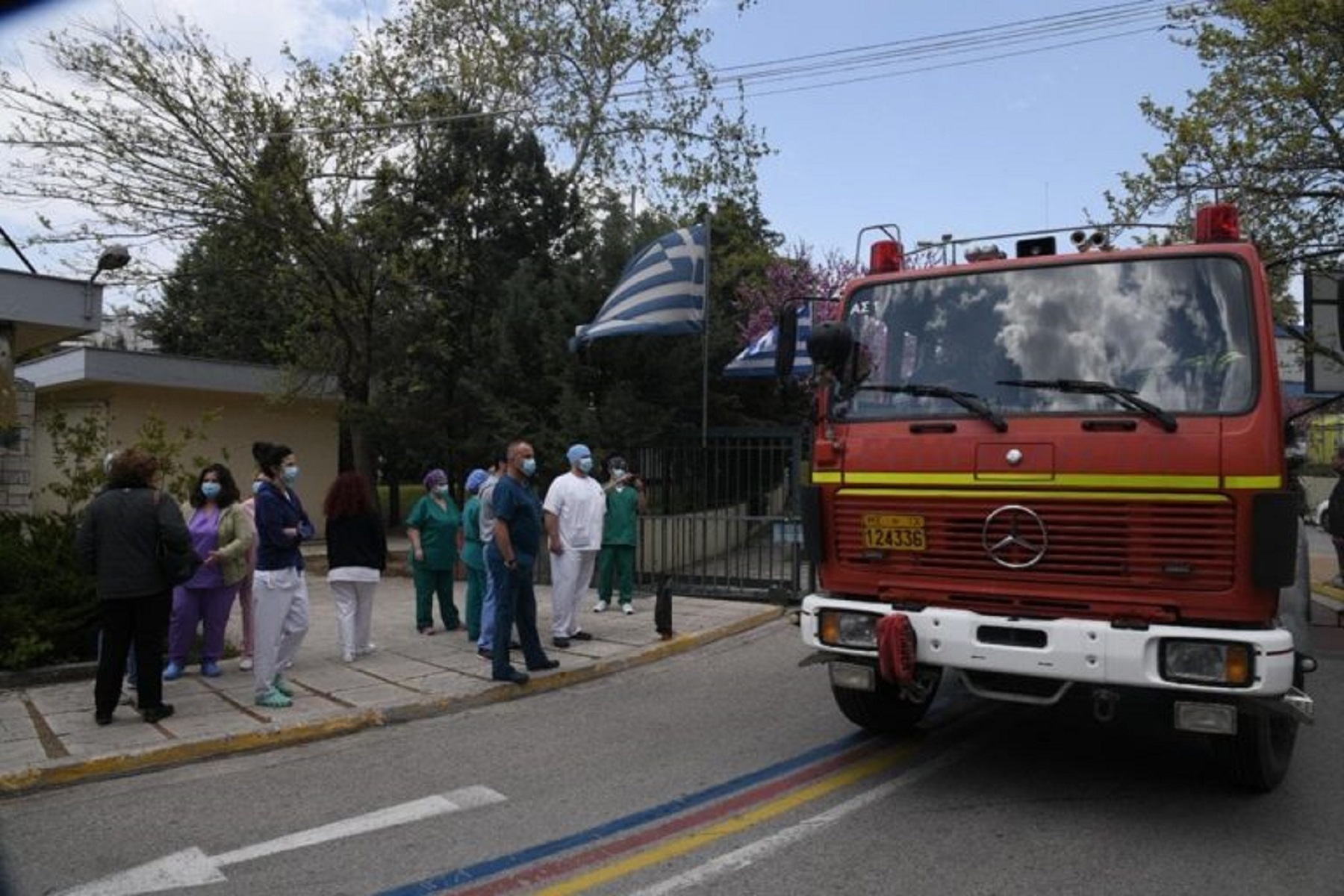 Κορονοϊός Σωτηρία: Πυροσβέστες αποθέωσαν γιατρούς και νοσηλευτές