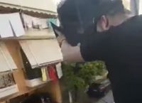 Κορωνοϊός Πειραιάς: Κουράστηκε να ακούει για κορωνοϊό και πέταξε την τηλεόραση από το μπαλκόνι [vid]