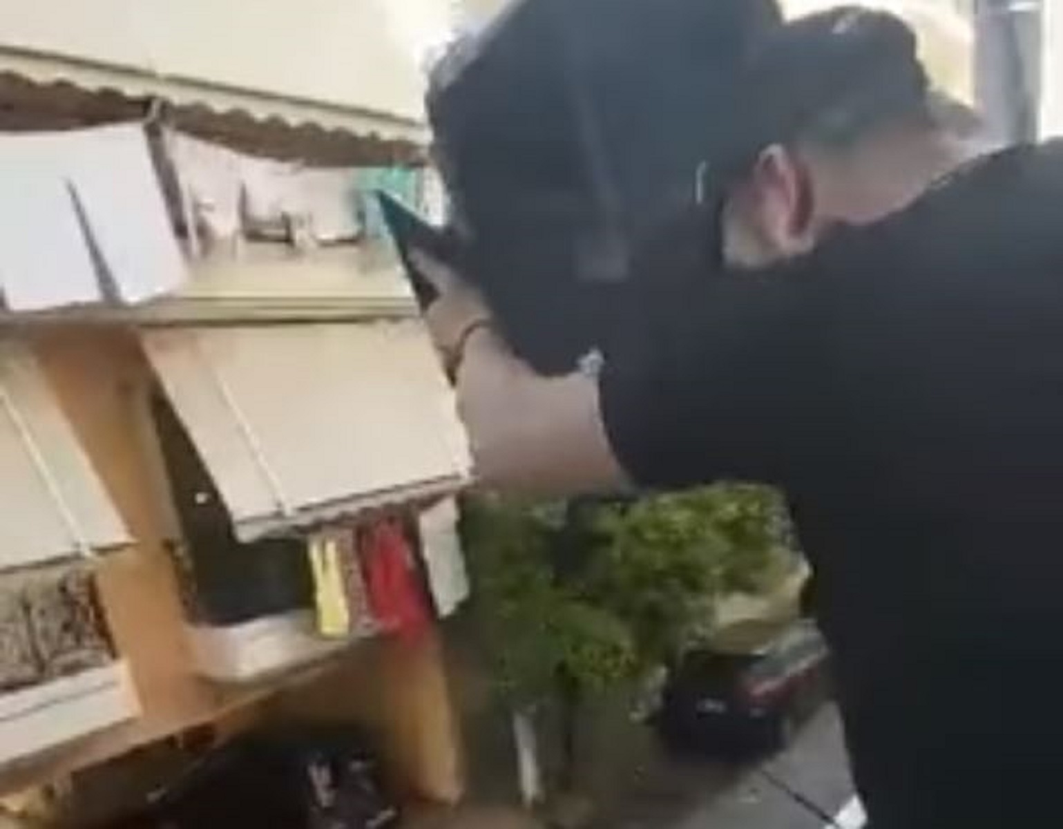 Κορωνοϊός Πειραιάς: Κουράστηκε να ακούει για κορωνοϊό και πέταξε την τηλεόραση από το μπαλκόνι [vid]