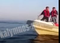 Τούρκοι λιμενικοί χτυπούν μετανάστες που επιβαίνουν σε βάρκα [vid]