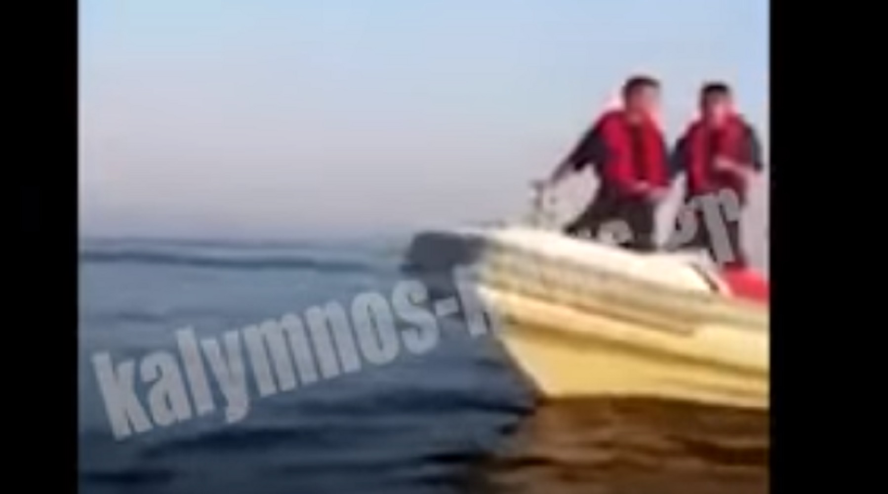 Τούρκοι λιμενικοί χτυπούν μετανάστες που επιβαίνουν σε βάρκα [vid]