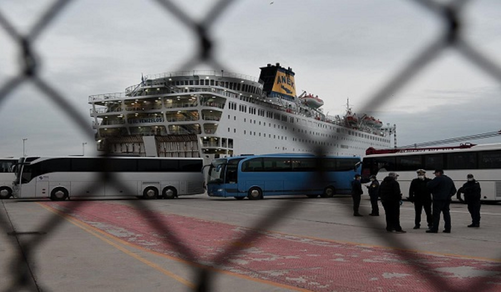 Πλοίο Ελευθέριος Βενιζέλος κορωνοϊός: Σε εξέλιξη η εκκένωση – Μεταφορά των επιβαινόντων σε ξενοδοχεία
