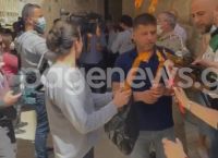 Έλληνες πιστοί στα Ιεροσόλυμα παίρνουν το Άγιο Φως Έλληνες πιστοί στα Ιεροσόλυμα παίρνουν το Άγιο Φως