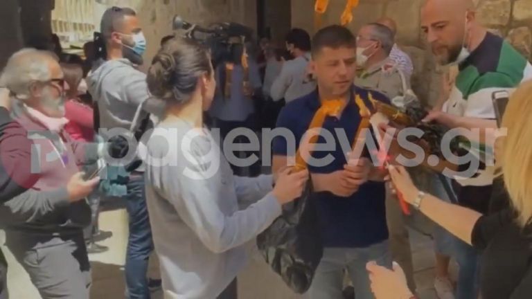 Έλληνες πιστοί στα Ιεροσόλυμα παίρνουν το Άγιο Φως