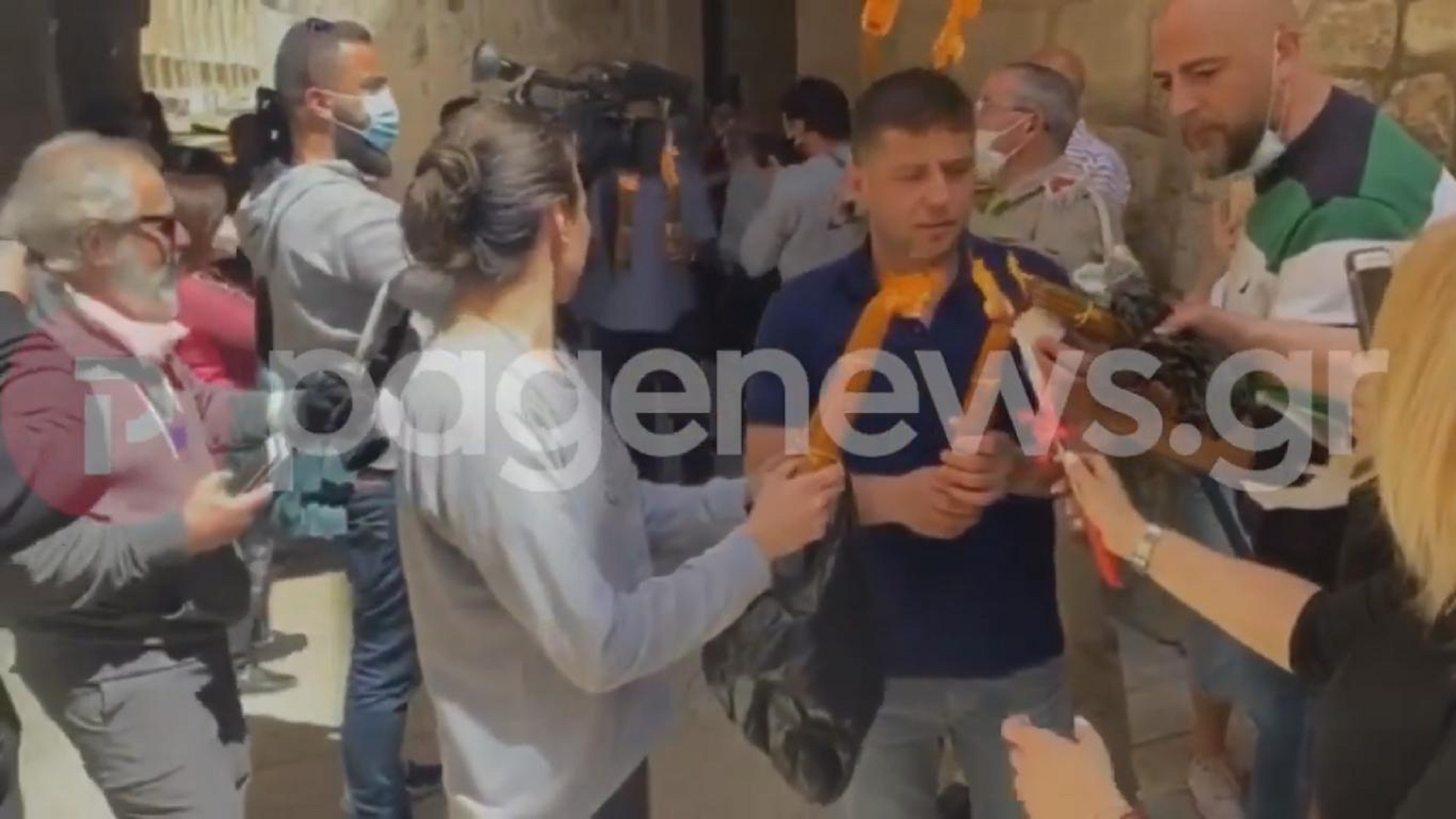 Έλληνες πιστοί στα Ιεροσόλυμα παίρνουν το Άγιο Φως