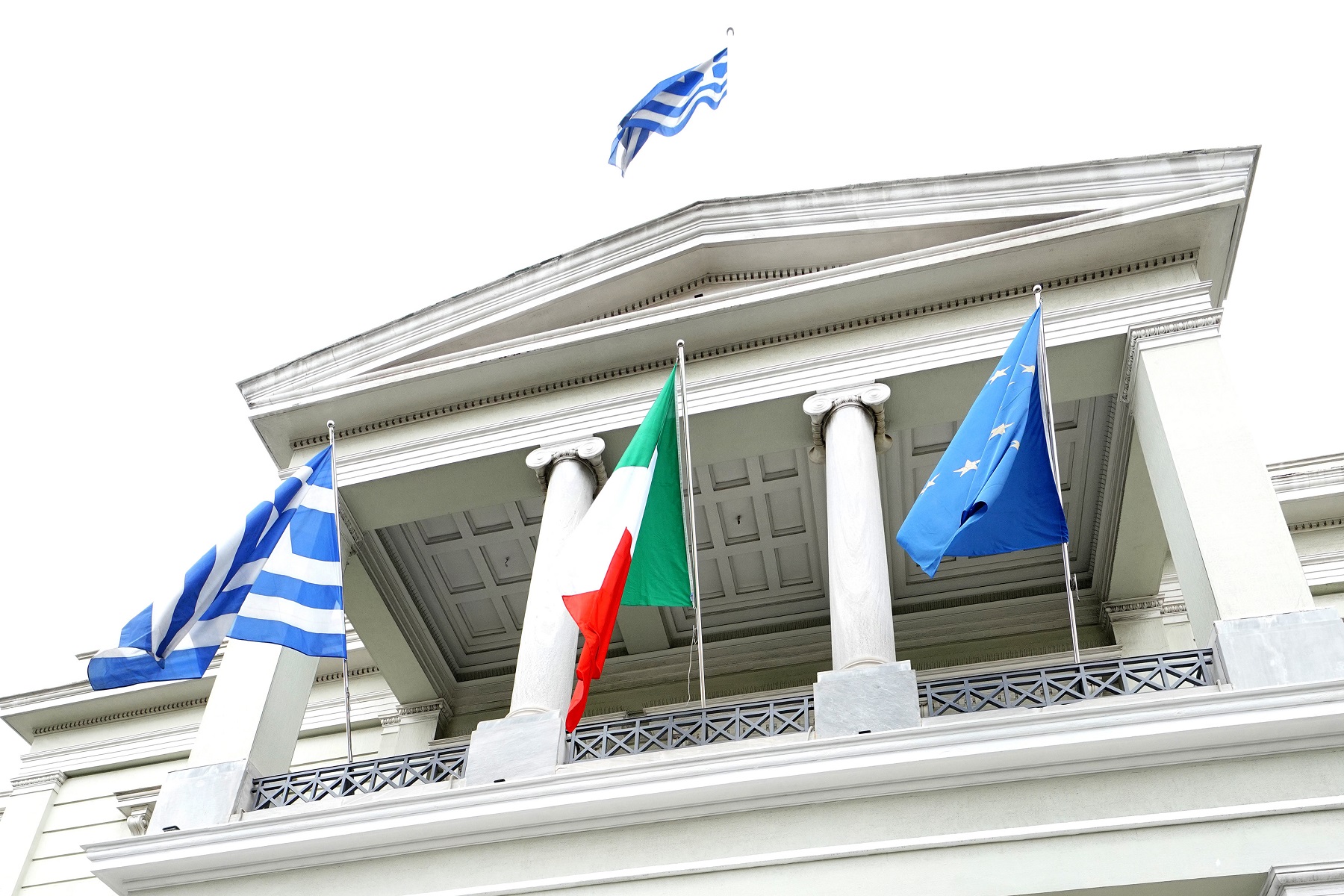 Ελληνική Βουλή για Ιταλία – κορωνοϊός: Φωταγωγείται στα χρώματα της γείτονος χώρας