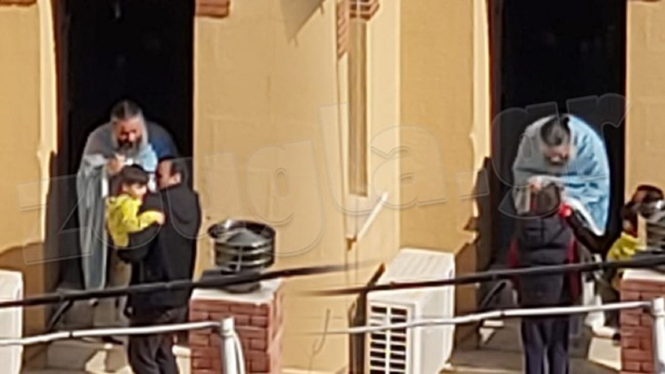 Αυτός είναι ο ιερέας που κοινωνούσε πιστούς από την πίσω πόρτα στο Κουκάκι – Αποκαλυπτική φωτό