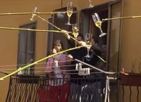 Κορωνοϊός Ιταλία: Τσούγκρισαν τα ποτήρια από τα μπαλκόνια τους [vid]