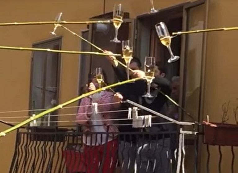 Κορωνοϊός Ιταλία: Τσούγκρισαν τα ποτήρια από τα μπαλκόνια τους [vid]