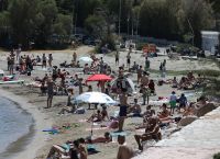 Παραλίες Αττικής: Γεμάτες από κόσμο οι παραλίες σε Βουλιαγμένη και Λούτσα