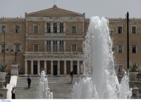 Κορωνοϊός: Η κυβέρνηση εξετάζει το ενδεχόμενο να ανοίξει εστίαση – καφέ στις 25 Μαΐου