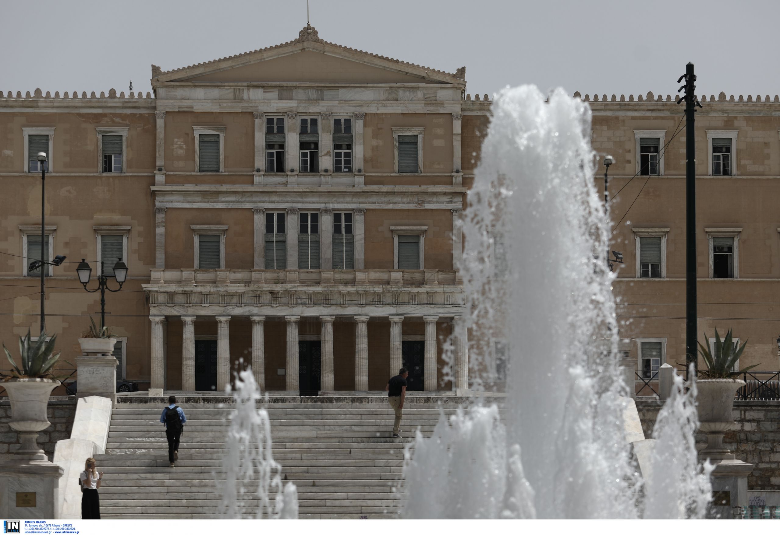 Κορωνοϊός: Η κυβέρνηση εξετάζει το ενδεχόμενο να ανοίξει εστίαση – καφέ στις 25 Μαΐου