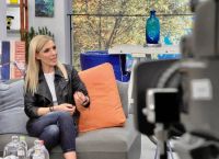 Επίθεση Ρένα Κουβελιώτη: Επιτέθηκαν με πέτρες στη δημοσιογράφο σε παραλία