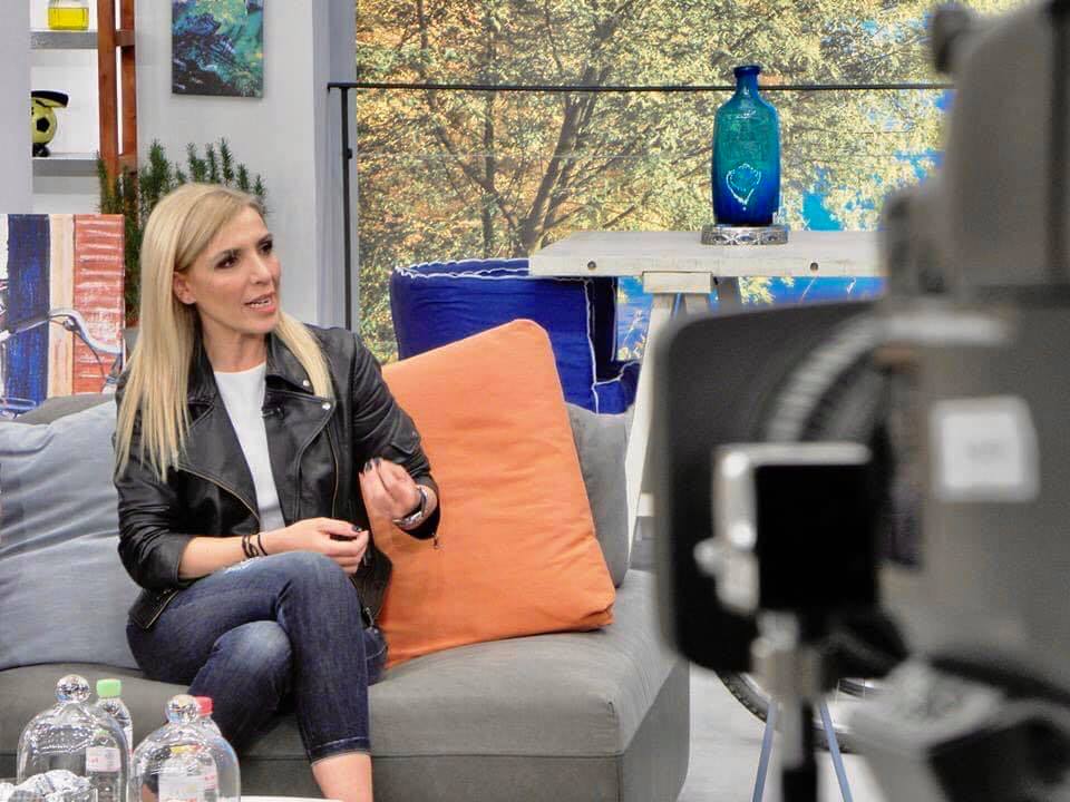 Επίθεση Ρένα Κουβελιώτη: Επιτέθηκαν με πέτρες στη δημοσιογράφο σε παραλία