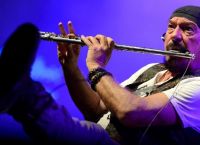Ian Anderson: Φυτεύει δέντρα για να αντιμετωπίσει την κλιματική κρίση Ian Anderson: Φυτεύει δέντρα για να αντιμετωπίσει την κλιματική κρίση