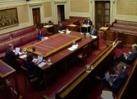 Δείτε ποιος πολιτικός έψαχνε παπούτσια online σε συνεδρίαση για τον κορωνοϊό