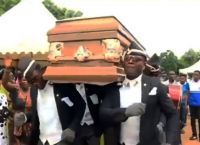 Coffin dance: Αυτό είναι το απόλυτο viral της καραντίνας [vid]
