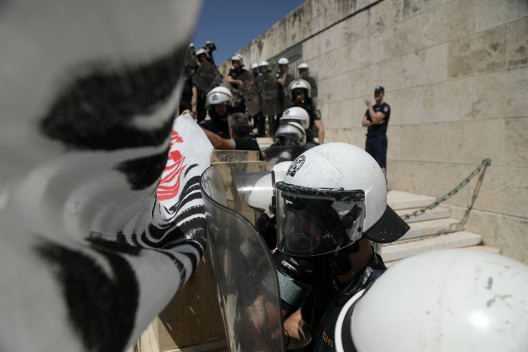 Πανεκπαιδευτικό συλλαλητήριο Βουλή: Ένταση στον Άγνωστο Στρατιώτη με διαδηλωτές