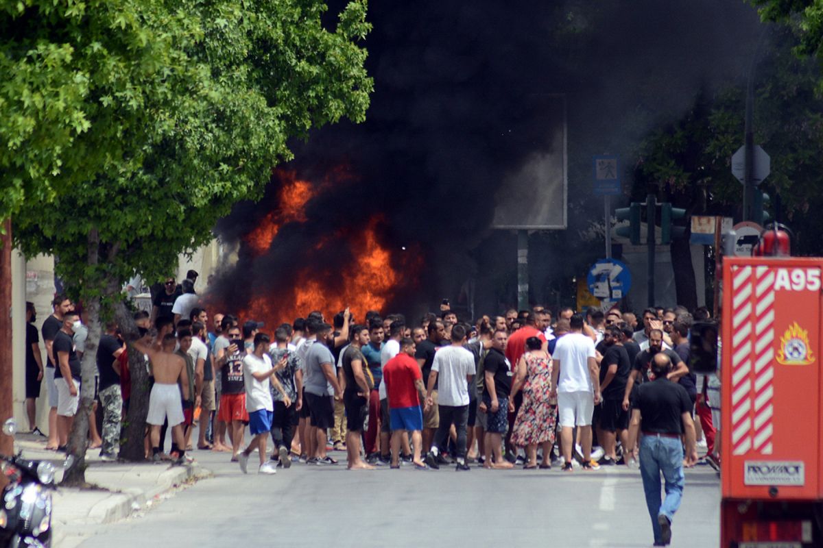 Κορωνοϊός Νέα Σμύρνη Λάρισας: Επεισόδια με φωτιές και διαμαρτυρίες