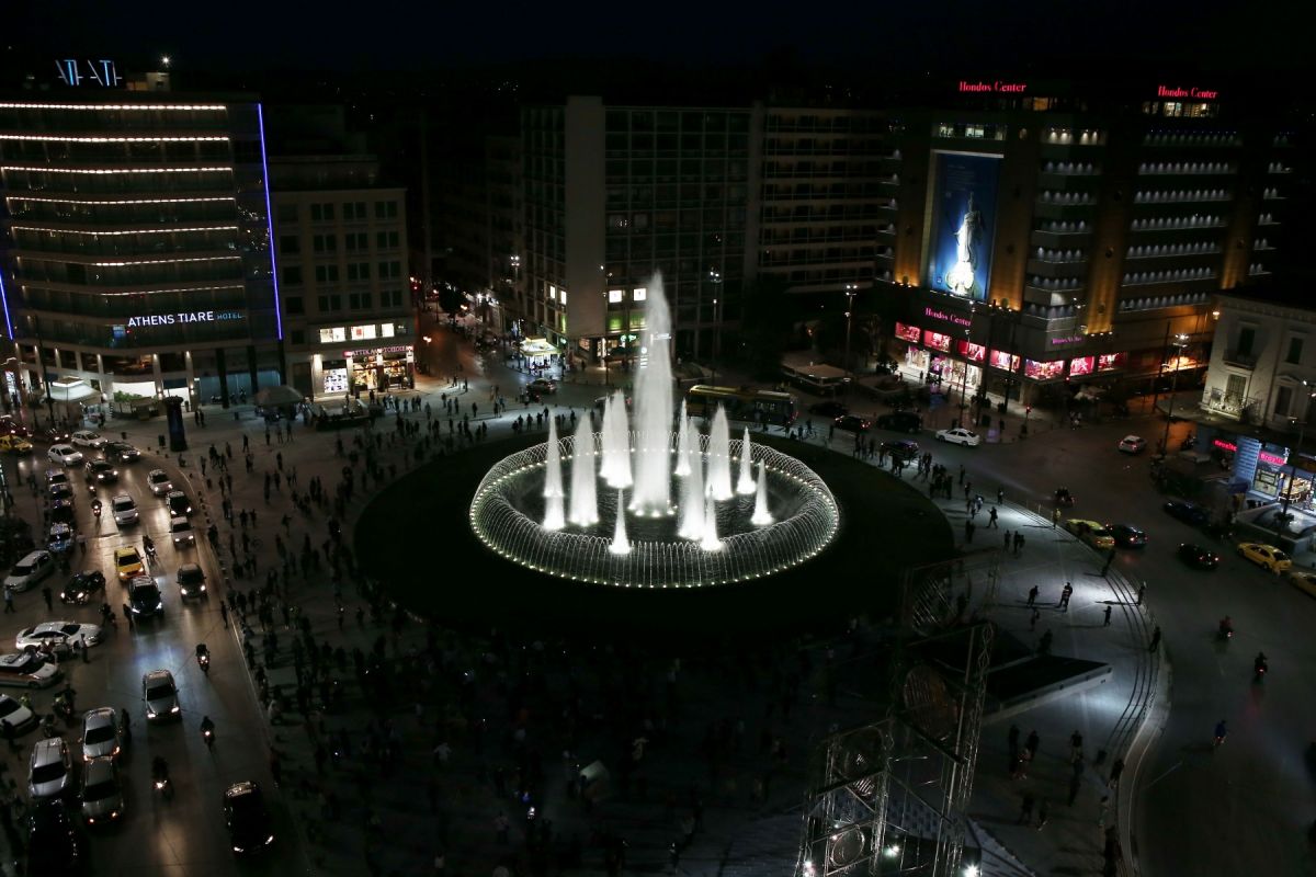 Ομόνοια πλατεία: Παραδόθηκε στους πολίτες – Η επιστροφή του σιντριβανιού