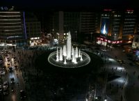 Ομόνοια πλατεία: Παραδόθηκε στους πολίτες – Η επιστροφή του σιντριβανιού