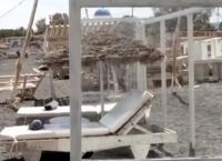 Κορωνοϊός: Έβαλαν πλεξιγκλάς σε παραλίες της Σαντορίνης [vid]