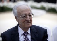 Ιταλός φαρσέρ Σαρτζετάκης: Ο δημοσιογράφος από την Ιταλία «πέθανε» τον πρώην Πρόεδρο Ιταλός φαρσέρ Σαρτζετάκης: Ο δημοσιογράφος από την Ιταλία «πέθανε» τον πρώην Πρόεδρο