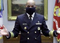 Ο αρχίατρος των ΗΠΑ δείχνει πώς να φτιάχνουμε υφασμάτινη μάσκα σε λίγα δευτερόλεπτα [vid]