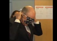 Ο αντιπρόεδρος του Βελγίου δεν μπορεί να βάλει τη μάσκα – Επικό video