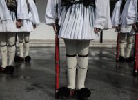 Οργή για το άρθρο της Καθημερινής για τους Εύζωνες με τα μίνι Οργή για το άρθρο της Καθημερινής για τους Εύζωνες με τα μίνι
