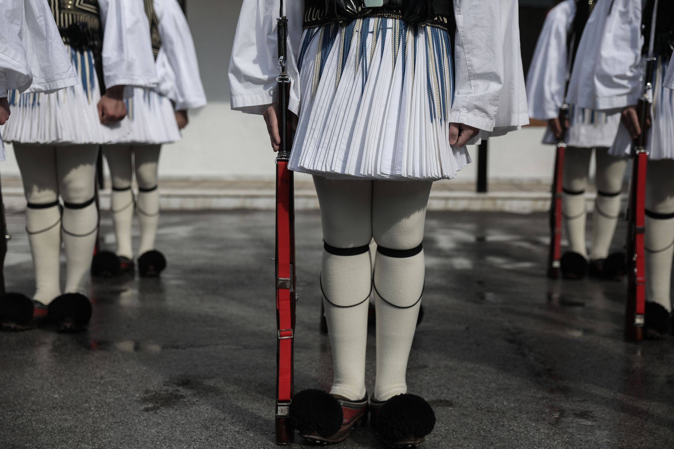 Οργή για το άρθρο της Καθημερινής για τους Εύζωνες με τα μίνι