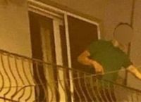 Θεσσαλονίκη: Πετούσε γλάστρες και καρέκλες από το μπαλκόνι του σε θαμώνες μπαρ [vid]
